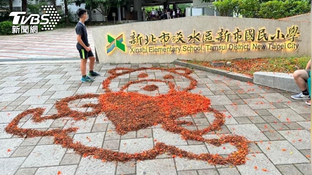 警衛每天創作出不同作品。(圖/校方提供)