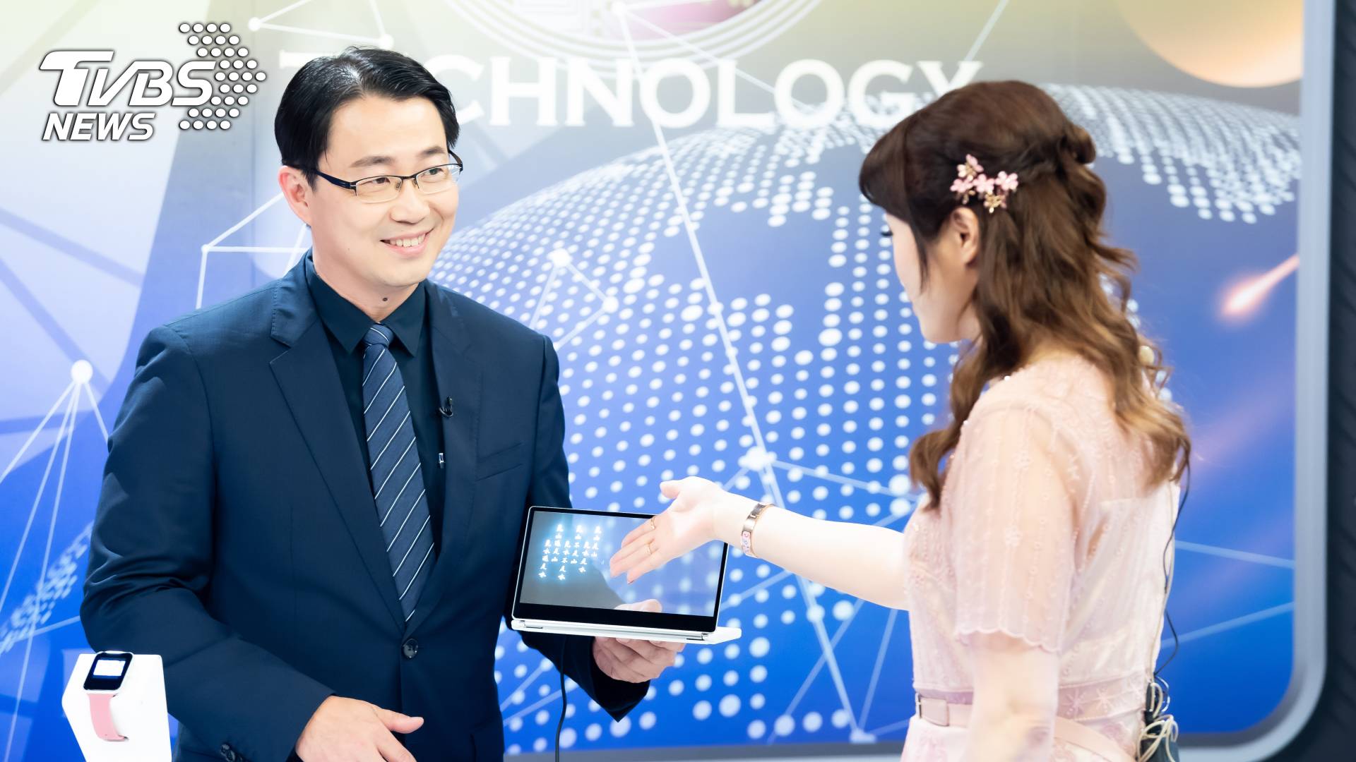 錼創科技董座李允立於《金臨天下》現場專業解析示範。(圖/TVBS提供)
