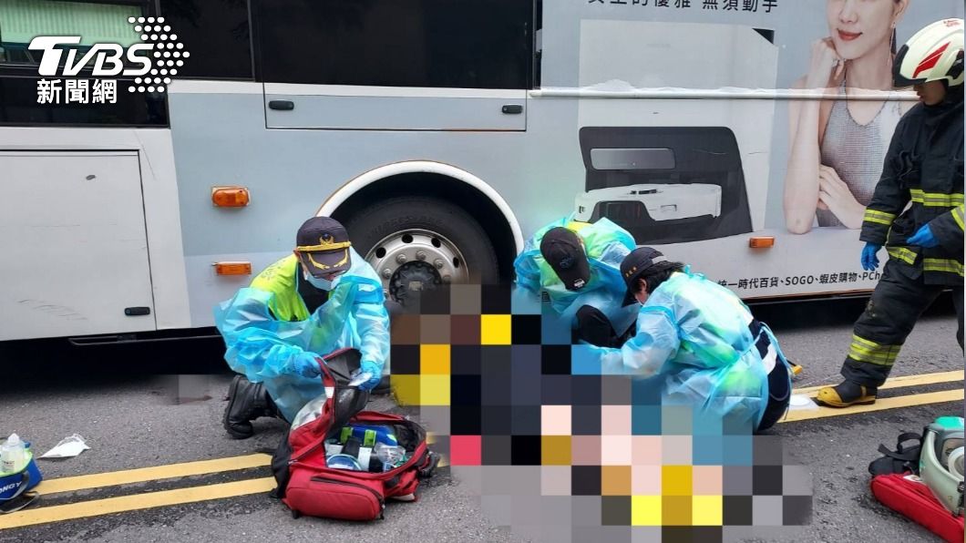 板橋嚴重事故！機車、公車擦撞　婦人遭捲入車底重傷送醫