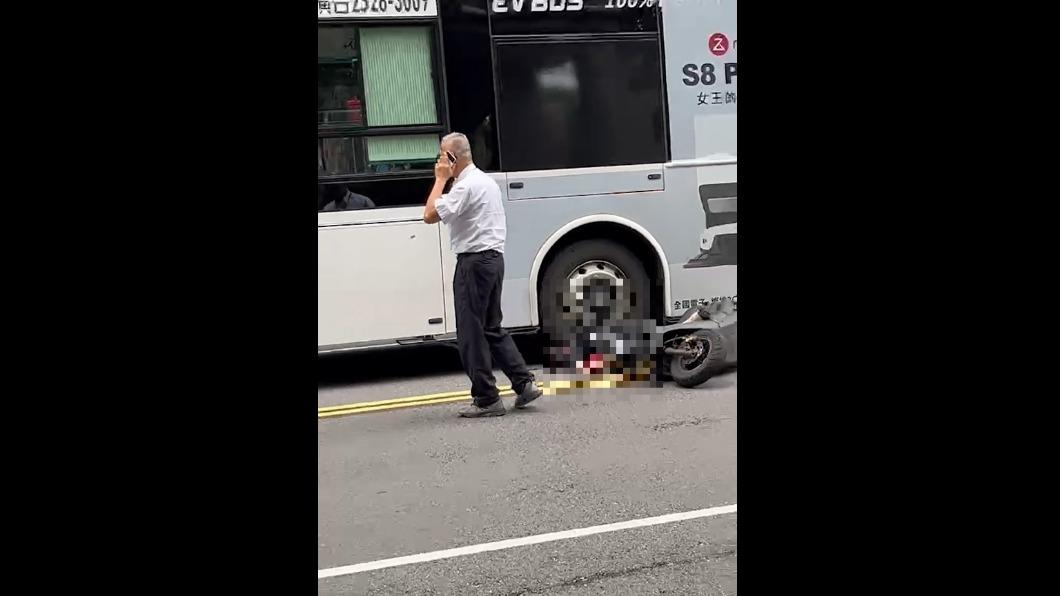 婦人被卡在車底動彈不得。(圖/民眾提供)