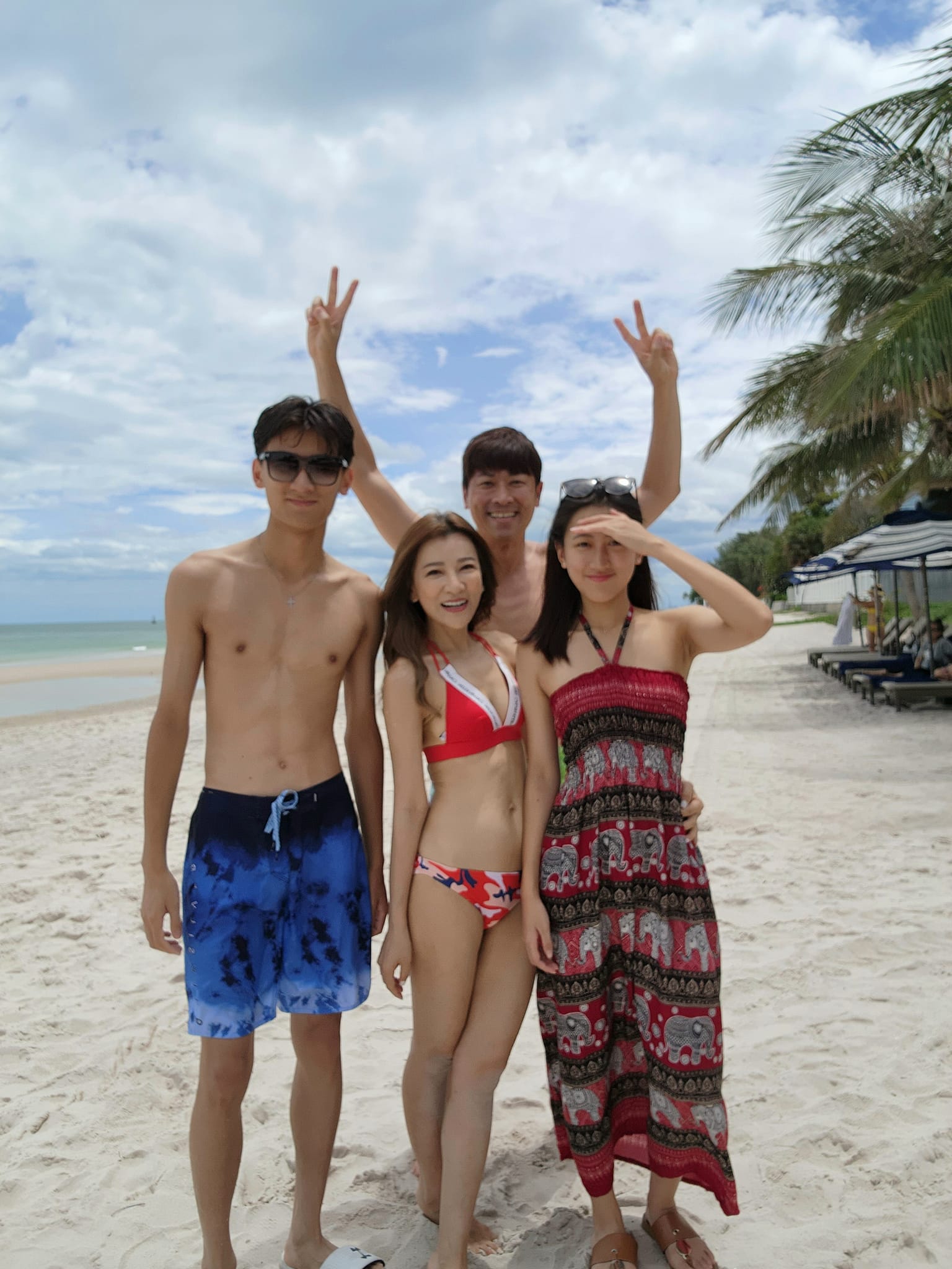 一家人到泰國旅遊。(圖/翻攝自曾雅蘭臉書)