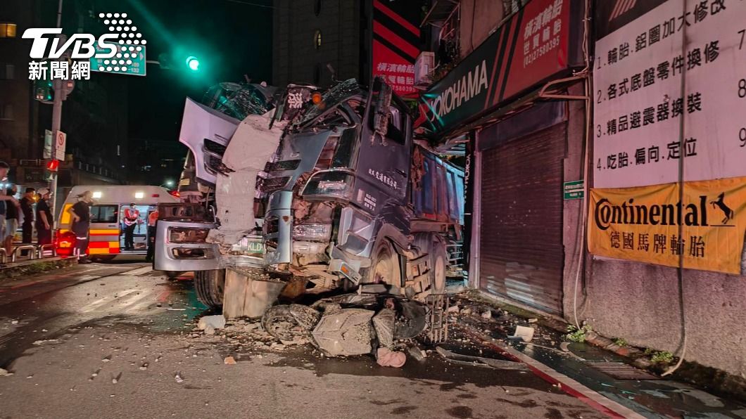 砂石車撞斷民宅樑柱。(圖/TVBS)