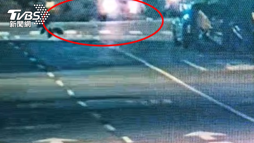 砂石車失控撞擊時,一輛機車遭波及,騎士緊急跳車。(圖/TVBS)