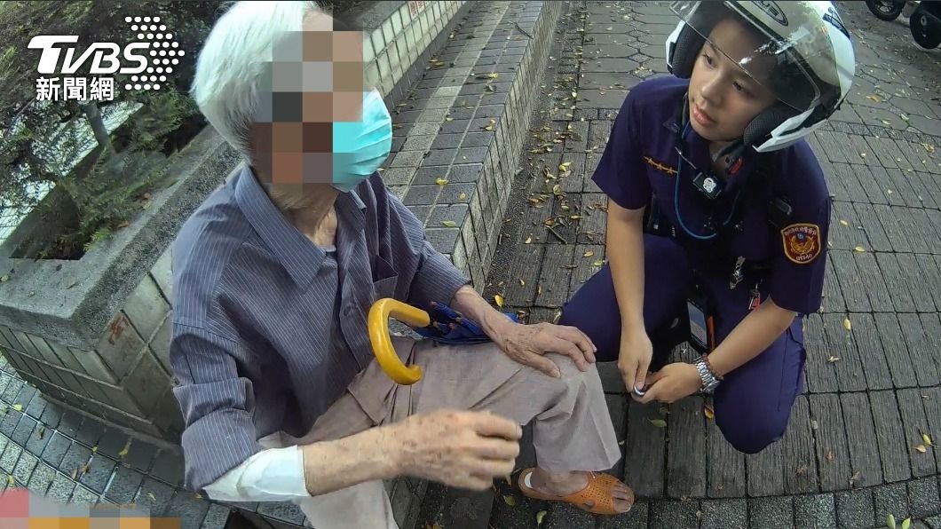 員警耐心與老翁溝通。(圖/TVBS)