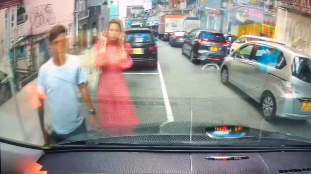 一旁還有男子幫忙阻擋停車。(圖/翻攝自臉書)