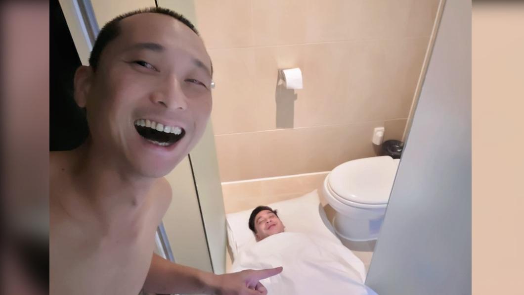 浩子分享無尊睡在廁所的樣子。(圖/翻攝自浩角翔起臉書)