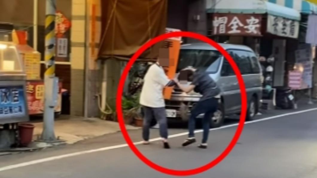 當街扯髮、打女人!惡男離譜行為全被錄 警察到場人落跑