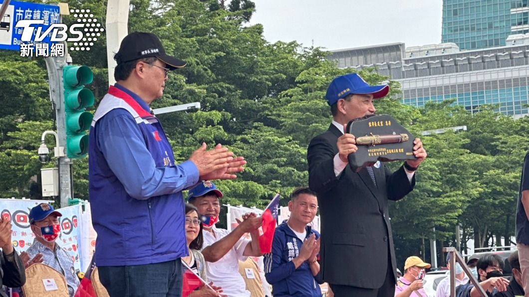 國民黨總統參選人侯友宜今(18)日早出席「黃埔建軍建校迎百年」啟幕式。(圖/林至柔攝)