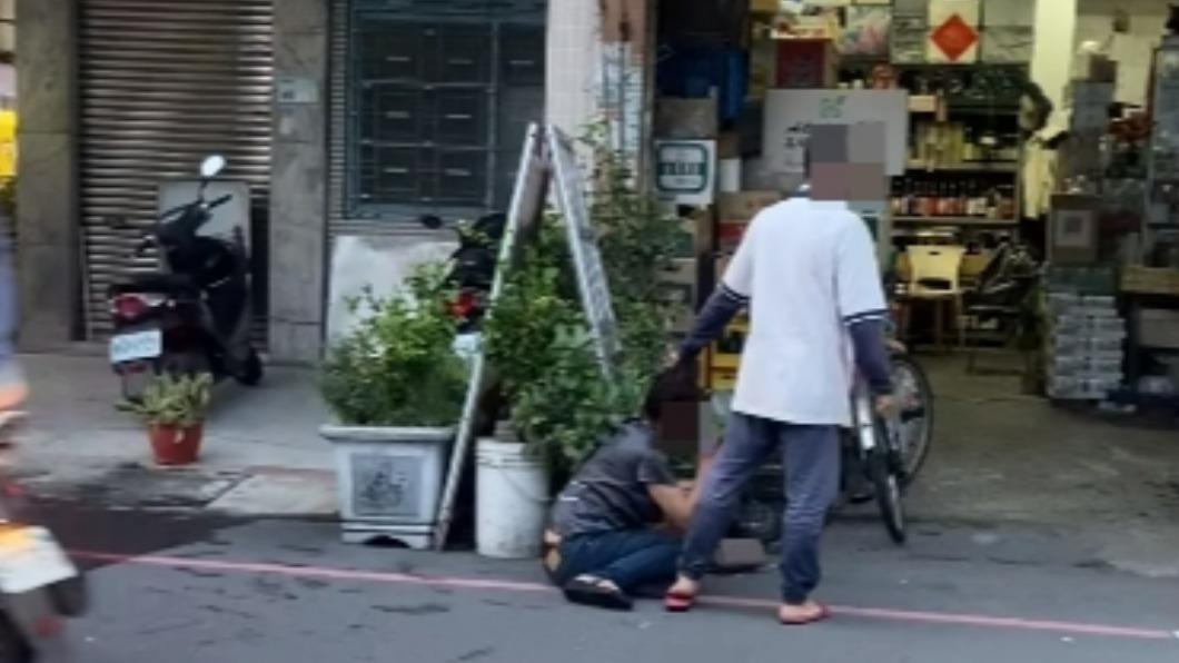屏東一名男子當街毆打女子。(圖/翻攝自屏東人屏東事)