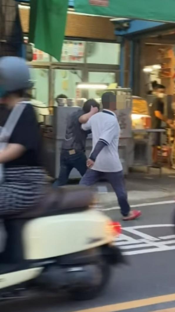 沒人敢出手相救。(圖/翻攝自屏東人屏東事)