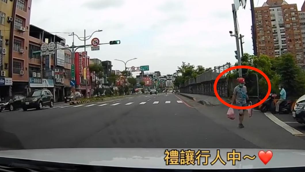原PO原本要開車右轉,看到人立即停車禮讓對方。(圖/翻攝自抖音)