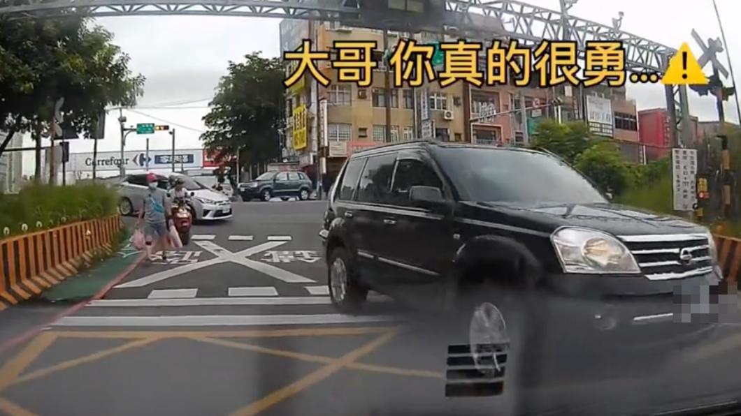 黑色休旅車還逆向超車。(圖/翻攝自抖音)