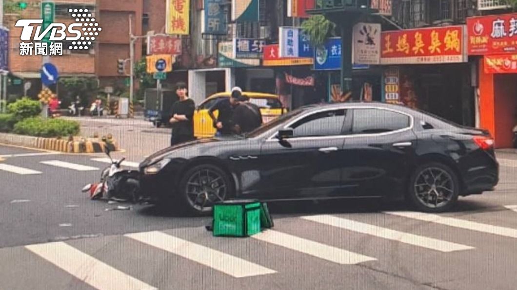 瑪莎拉蒂轉彎撞對向外送員機車。（圖／TVBS）