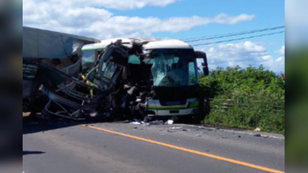 北海道重大車禍!高速客運對撞卡車 17人送醫5人死亡