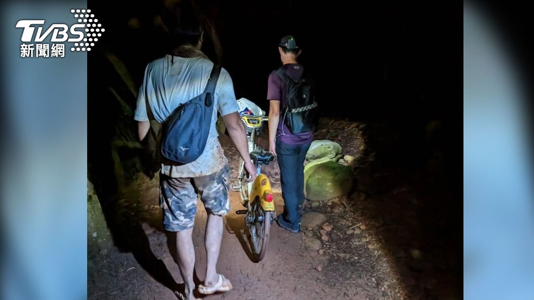 從沙鹿騎30公里!夾腳拖猛男扛單車爬火炎山 夜間迷路獲救