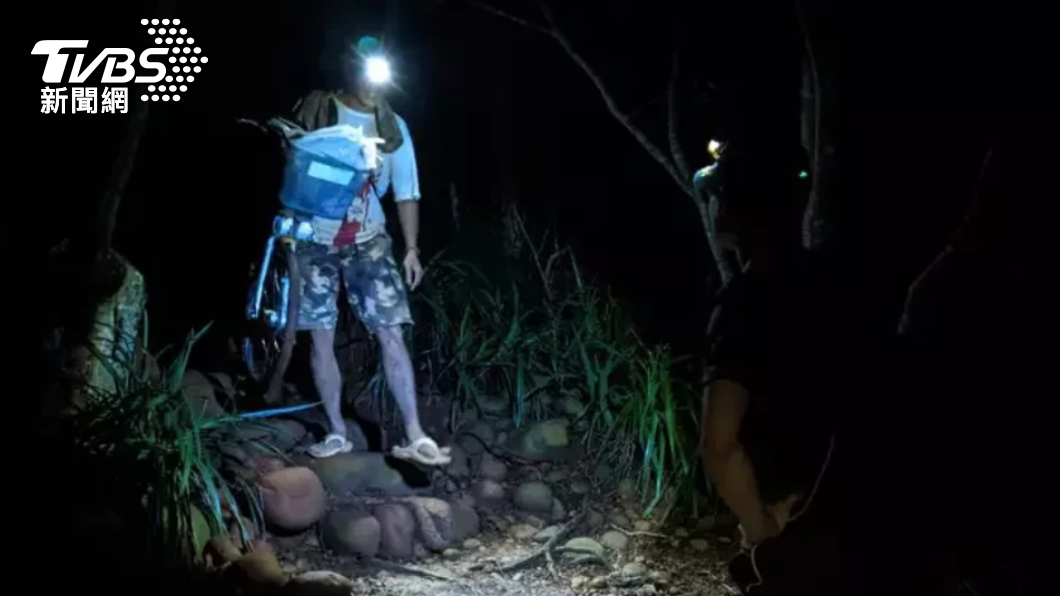 王男扛腳踏車下山。(圖/苗栗消防局提供)