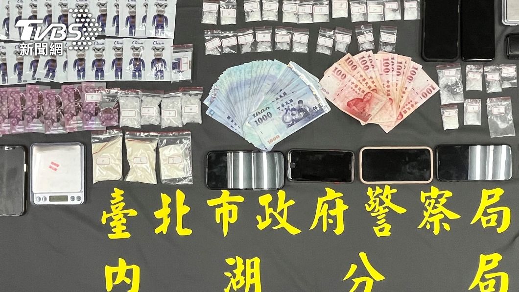 查扣毒咖啡包、K他命、安非他命等贓物。(圖/TVBS)