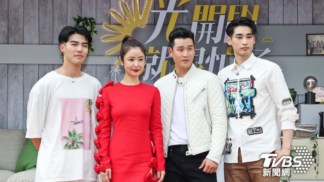 林心如(左2)率領陳昊森(左起)、周興哲、章廣辰出席播出記者會。(圖/趙世平攝)