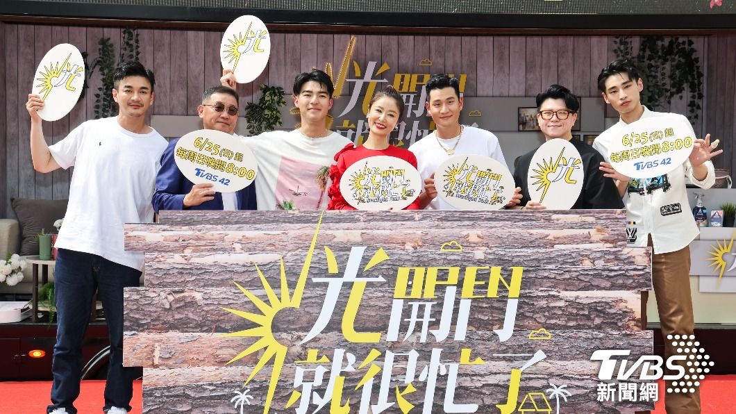 林心如(左4)邀集重量級團隊推出新作。(圖/趙世平攝)