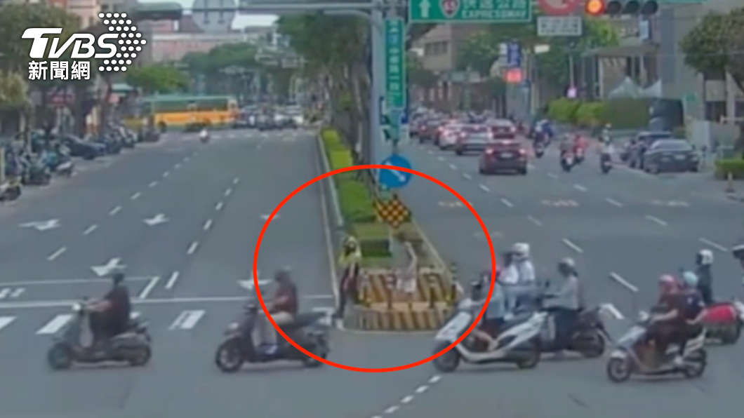 迷路老婦「徘徊大十字路口」險釀車禍!熱心警協助返家