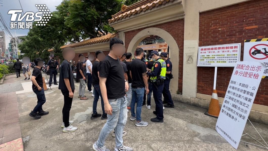 超過400名黑衣人到場弔唁。（圖／TVBS）
