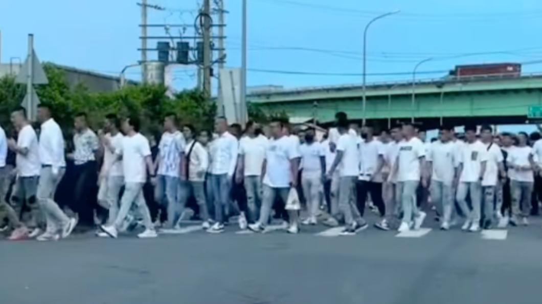 當天告別式湧入超過千人到場。（圖／翻攝自抖音）