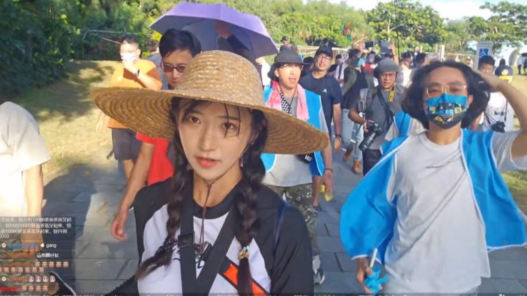 企鵝妹在大批粉絲「護駕」下,成功完成42天的環島之旅。(圖/翻攝自企鵝妹Twitch)