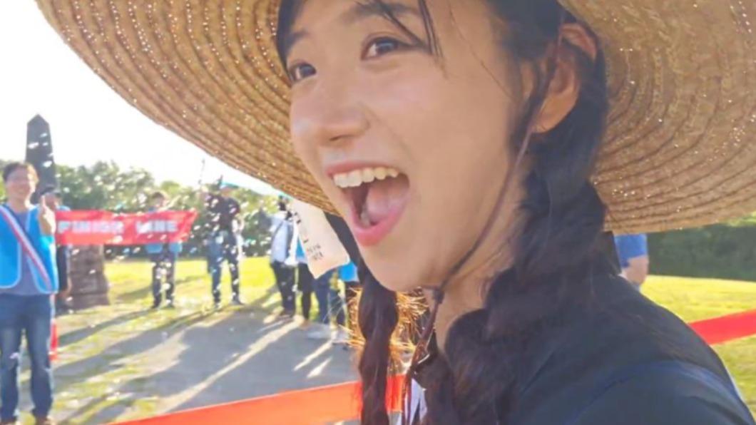 企鵝妹抵達鵝鑾鼻公園時,粉絲們拉起終點線熱情迎接。(圖/翻攝自企鵝妹Twitch)