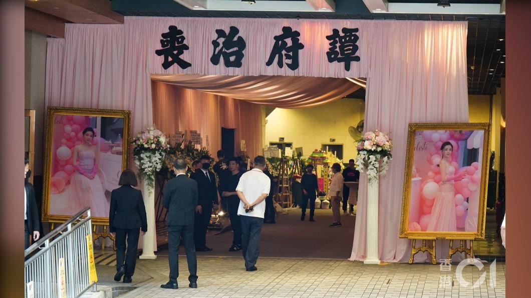 蔡天鳳喪禮上百名親友到場致意 郭富城夫婦送花籃悼念