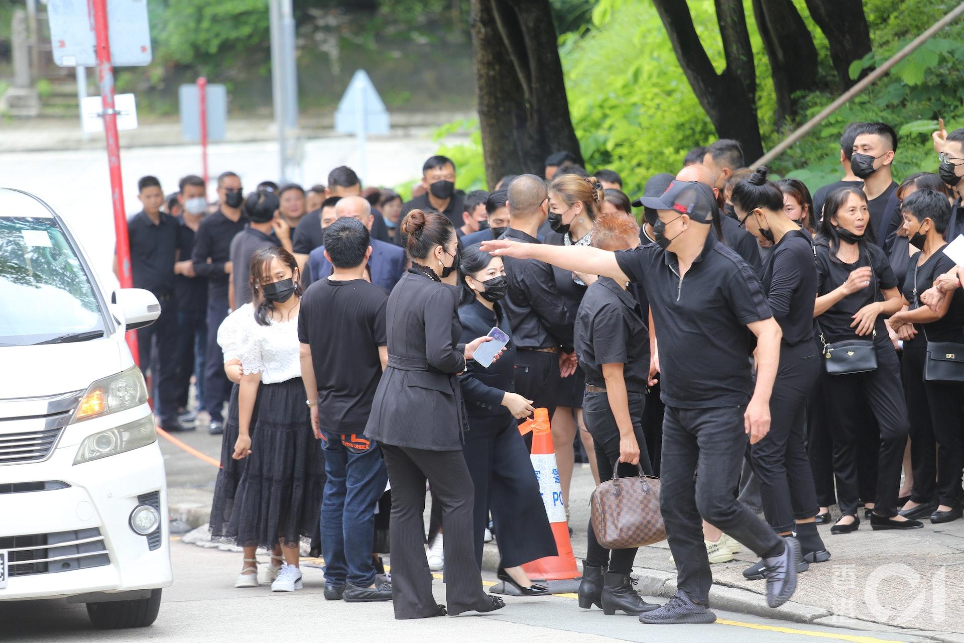 蔡天鳳母親「五姐」（中央黑口罩高跟鞋女子）到場。（圖／香港01提供）