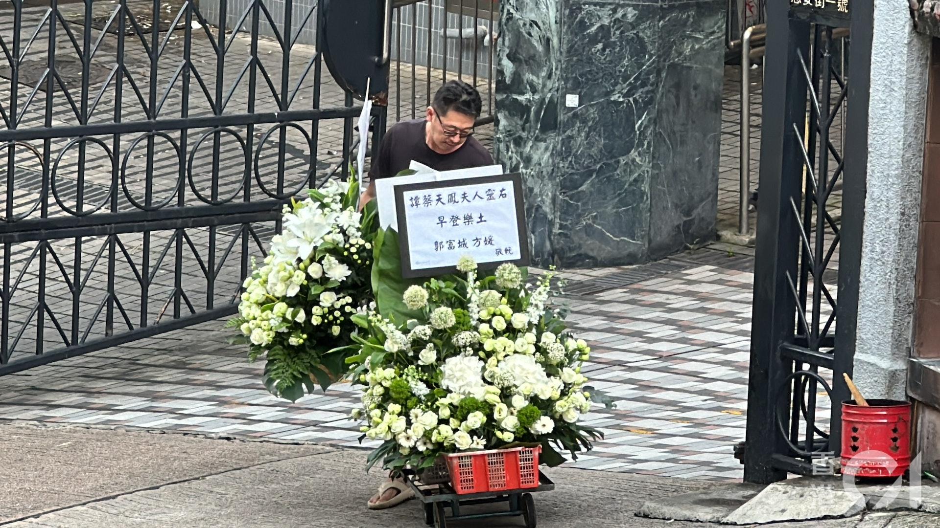 郭富城夫婦送花籃悼念。（圖／香港01提供）