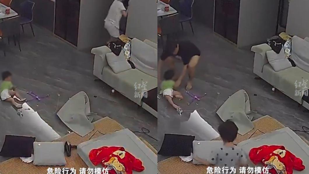 媽媽吃痛逃開、一旁的爸爸則上前抱開小孩。(圖/翻攝自微博)