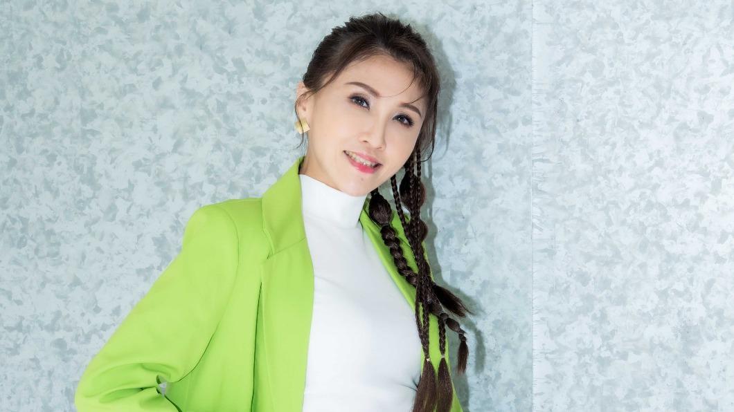 女星獲封「台語戴佩妮」美成這樣 陪老公賣有機肥創作靈感噴發