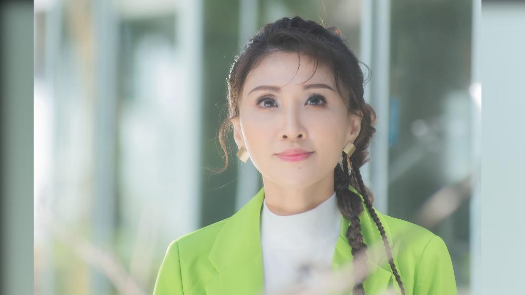 楊惠絜以老公的有機肥事業為創作靈感,感受到蘋果的養成就如人生一樣不容易。(圖/音圓唱片提供)