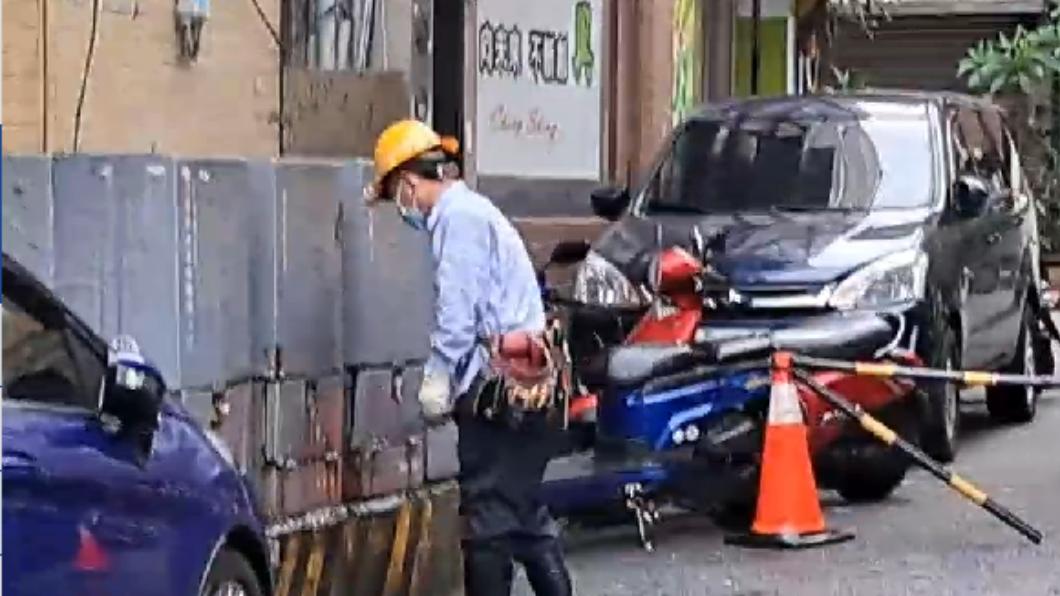 民眾報案後相關人員搶修中。(圖/TVBS)