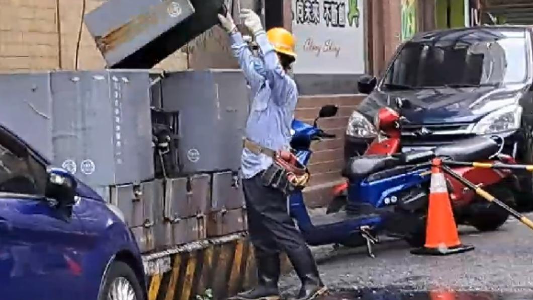 起因為外殼破舊漏水,導致高壓線路短路造成。(圖/TVBS)