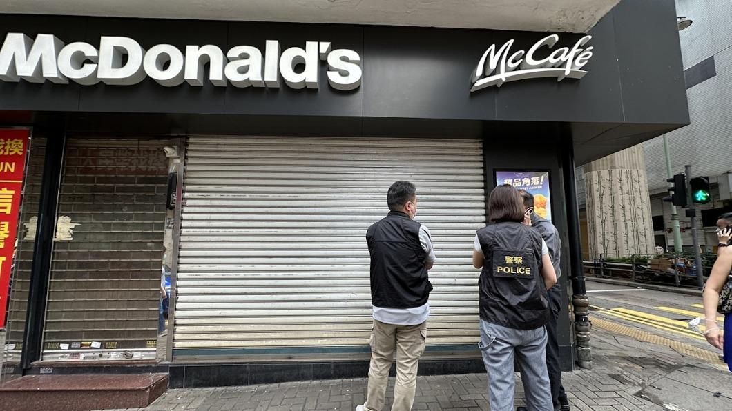 案發後麥當勞歇業，警員在現場調查。（圖／香港01提供）