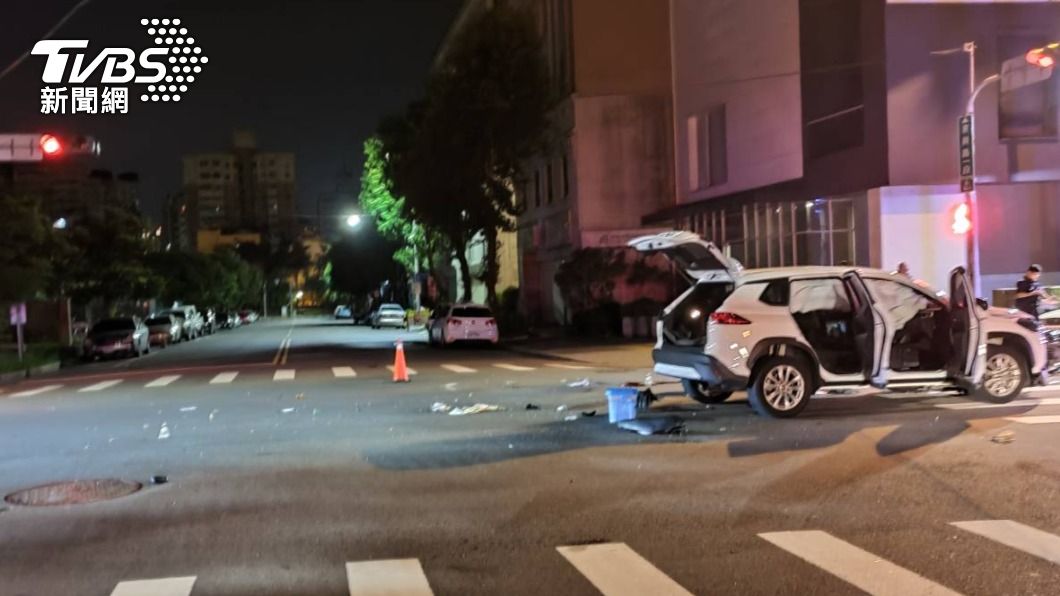 白色休旅車安全氣囊爆開。(圖/警方提供)