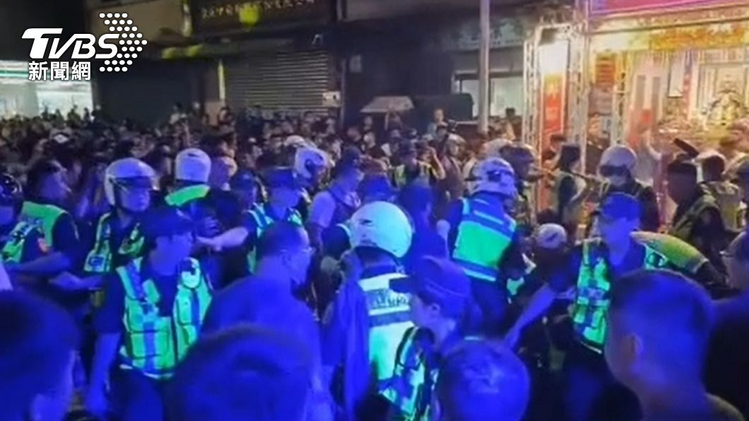 優勢警力築起人牆隔開雙方。(圖/TVBS)