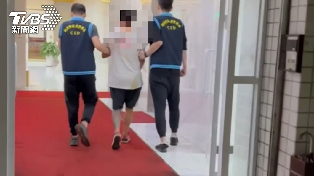 警員現場帶回酒醉的歐姓男子。(圖/TVBS)
