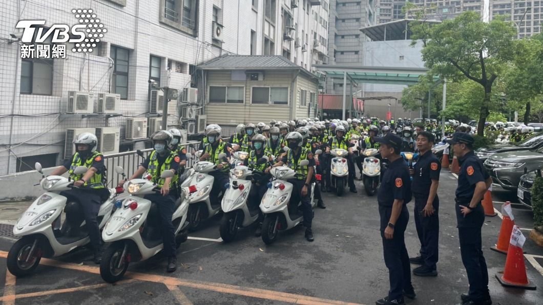 新莊地藏庵祈福遶行活動是年度盛事,警方動員大批警力維安。(圖/TVBS)