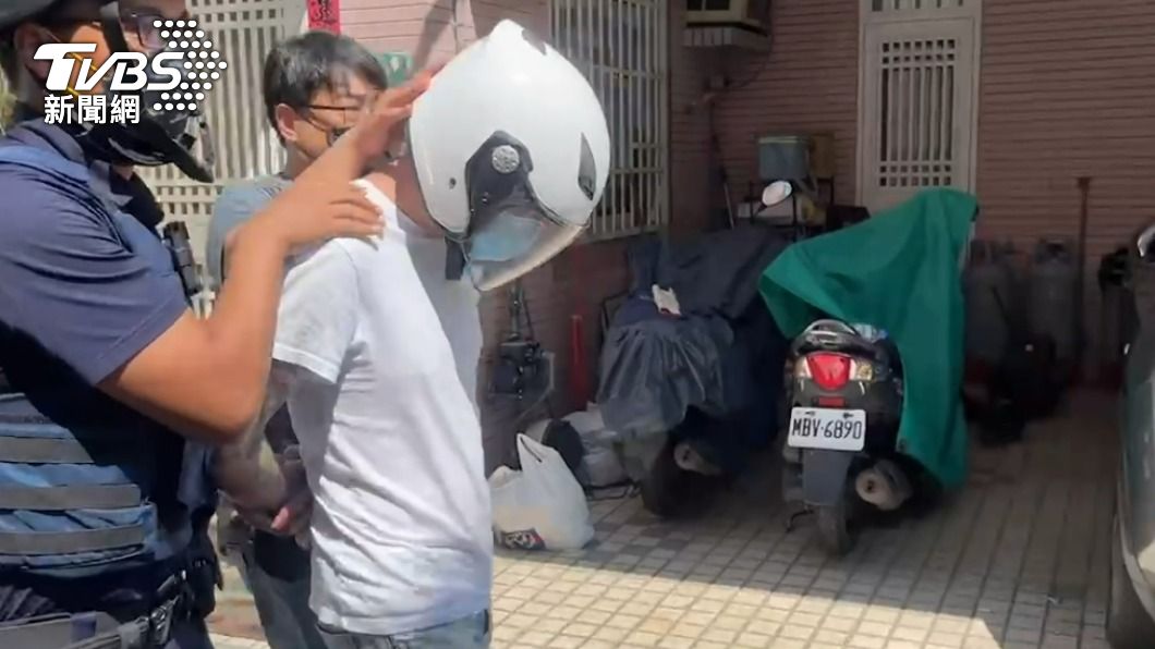 警方將逃跑嫌帶回現場。(圖/TVBS)