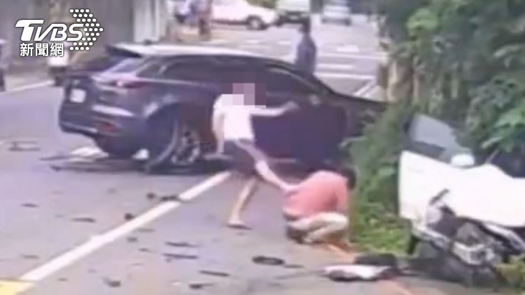 黑車駕駛毆打白車駕駛。(圖/TVBS)