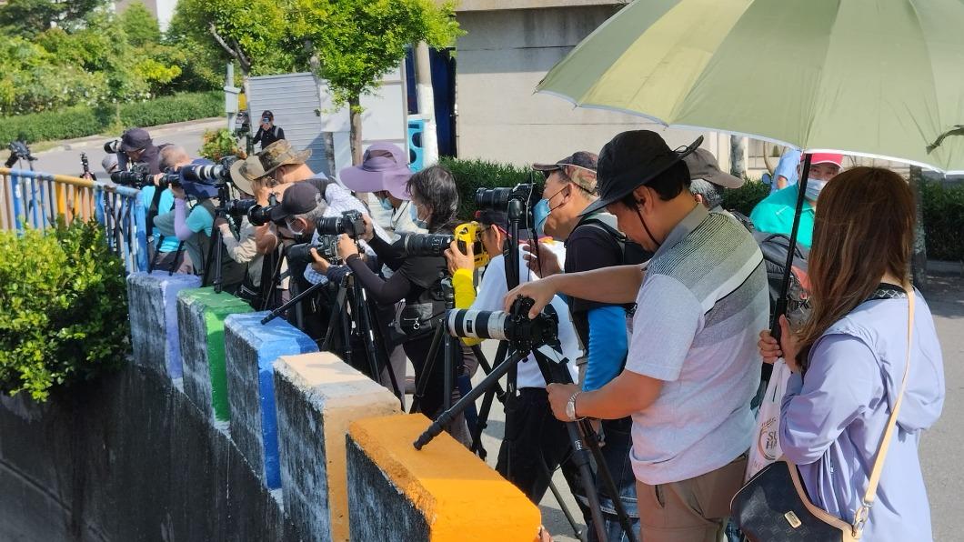 許多攝影都來卡位搶拍。（圖／翻攝自大村鄉過溝社區發展協會臉書）