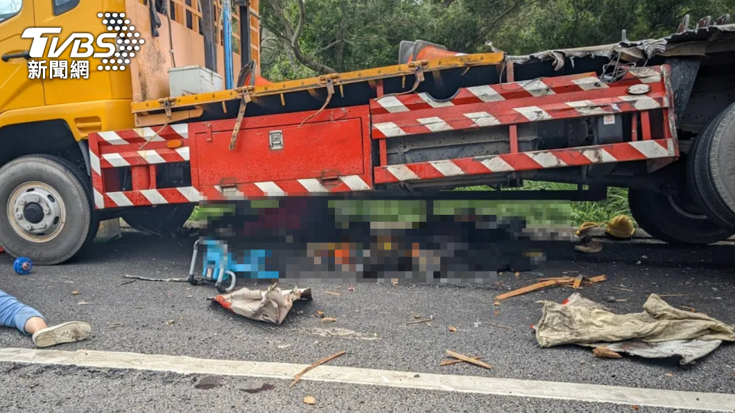 慟!國3苗栗通霄段聯結車撞緩撞車 2工人捲車底身亡