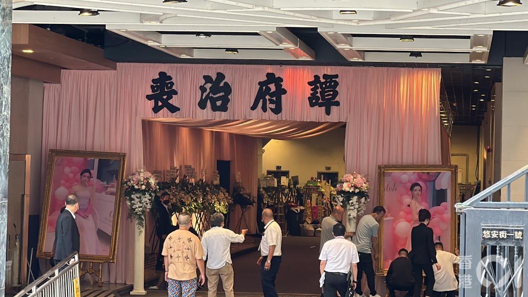 蔡天鳳的靈堂放有大量花籃。(圖/香港01)