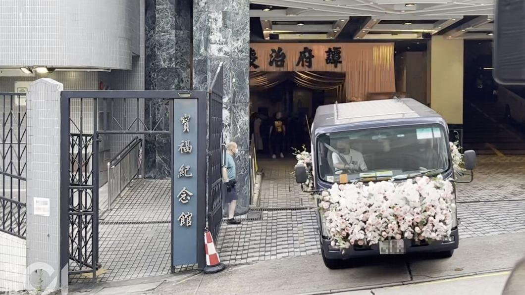 蔡天鳳靈柩移放靈車,送往寶蓮禪寺海會靈塔火化。(圖/香港01)