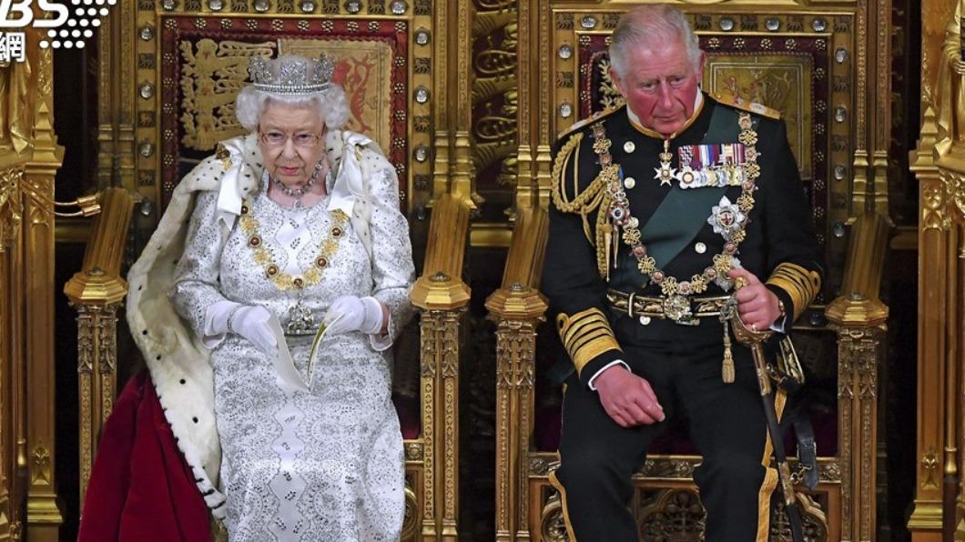 查爾斯三世是否能複製母親經驗,成為英國新時代的精神象徵?圖為2019年10月14日,伊麗莎白二世與當時仍是王子的查爾斯,現身倫敦議會開幕式。(圖/達志影像美聯社)