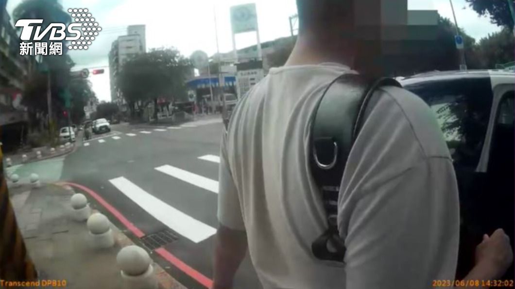 嫌犯在面交時被專案小組逮捕。(圖/TVBS)
