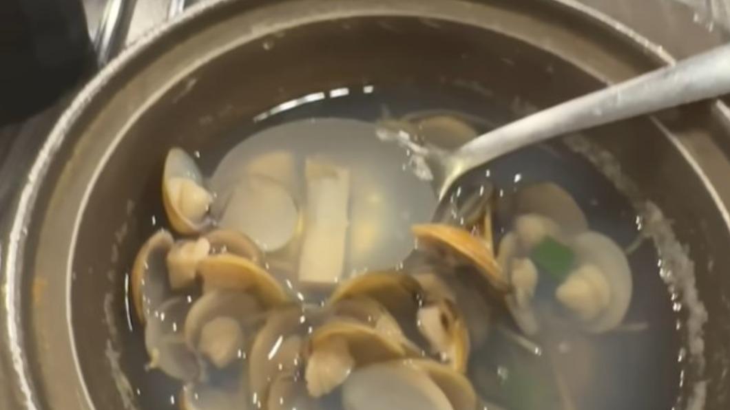 以為是蔥白!他牛排館喝蛤蜊湯「撈出菸蒂」 店家辯:廠商問題